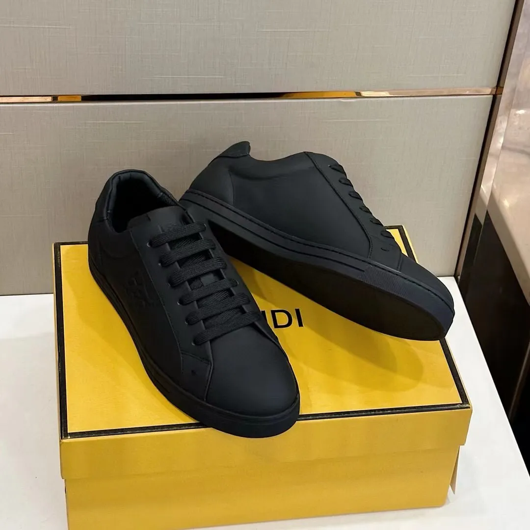 Factory price: 380💰 Fendi men's sports shoes - top version. In the corner, there is no limit to expression, highlighting the FF element cowhide to highlight personality, walking well! The brand letters are embossed with a cowhide label on the shoe mouth. Cowhide upper + cowhide stitching mesh lining + T men's men's shoes 💰U outsole Size: 38-44 (45 customized)